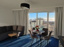 Apartament nr 3 - salon z narożnikiem i aneksem kuchennym